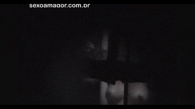 Блондинку тайно снимает на видео соседский вуайерист, спрятанный за полыми кирпичами